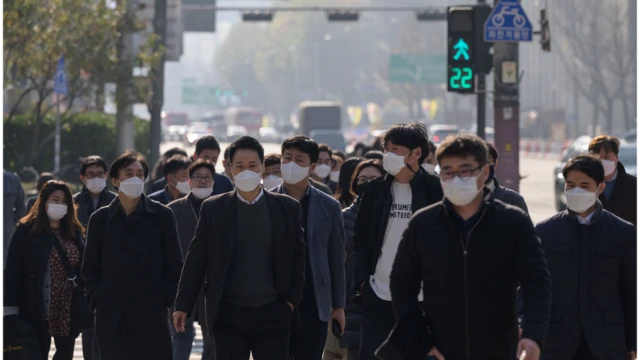 정부는 수도권에 대한 2.5단계 추가 격상 논의는 아직 이르다는 입장을 나타냈다