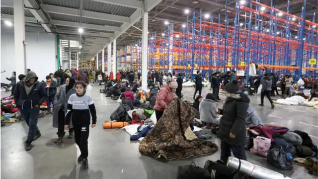 مهاجرون نقلوا من معسكر للخيم إلى مركز إقامة مؤقت على الحدود البيلاروسية- البولندية.