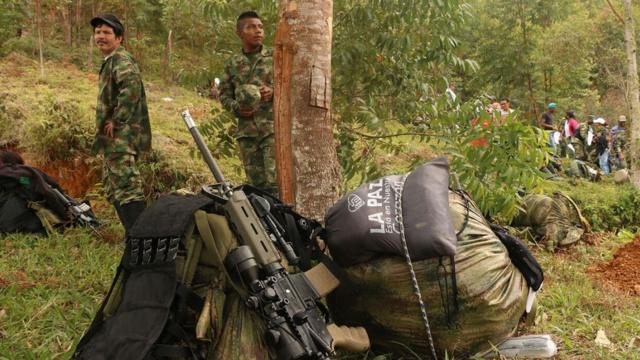 Guerrilleros en marcha hacia la ZVTN de La Elvira, municipio de Buenos Aires, Cauca.