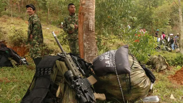 Guerrilleros en marcha hacia la ZVTN de La Elvira, municipio de Buenos Aires, Cauca.
