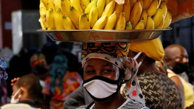 Une vendeuse de fruits à Abidjan