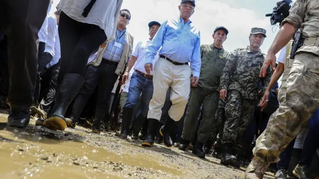 Pedro Pablo Kuczynski caminha na lama