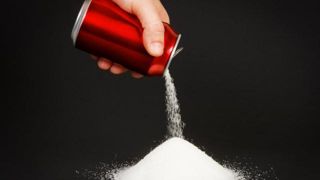 Mão derruba latajogos interativos onlinerefrigerante cheiajogos interativos onlineaçúcar