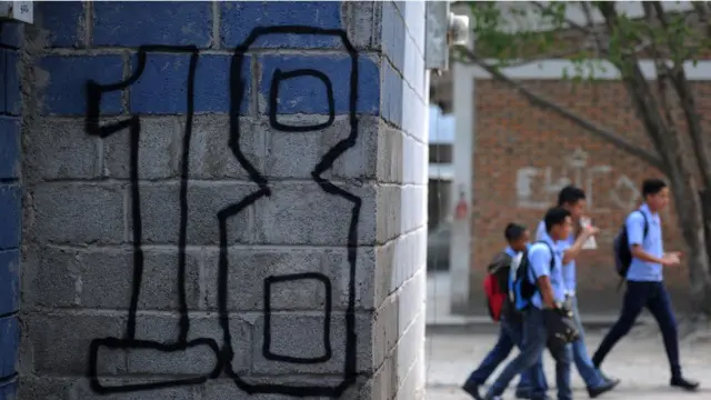 Leyendas de las Maras en las paredes.