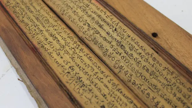 El yazmaları pek çok farklı dilde yazıldı.