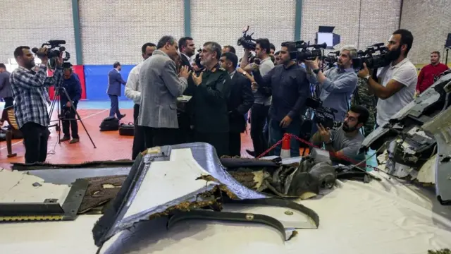 ইরানের রেভলিউশনারি গার্ডের আমির আলি হাজিযাদে সাংবাদিকদের সাথে কথা বলছেন।