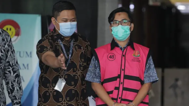 Tersangka kasus dugaan suap Jaksa Pinangki Sirna Malasari, Andi Irfan Jaya (kanan) berjalan usai menjalani pemeriksaan oleh kejaksaan di gedung KPK, Jakarta, Jumat (18/09)