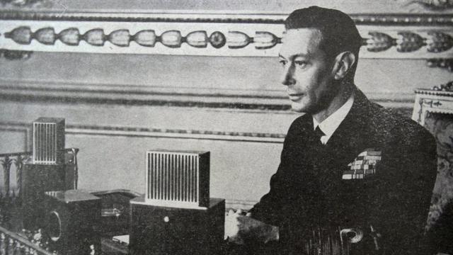 El rey Jorge VI durante un discurso radiofónico.