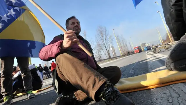 Un trabajador en una protesta.