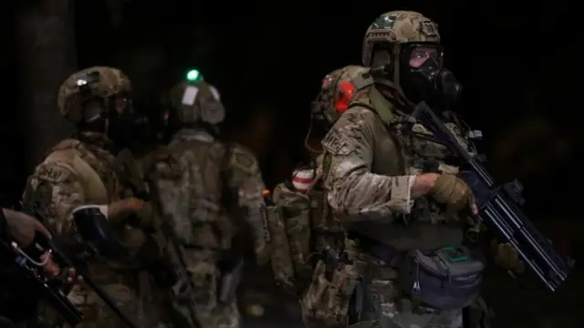 Вооруженные люди в камуфляжной военной форме
