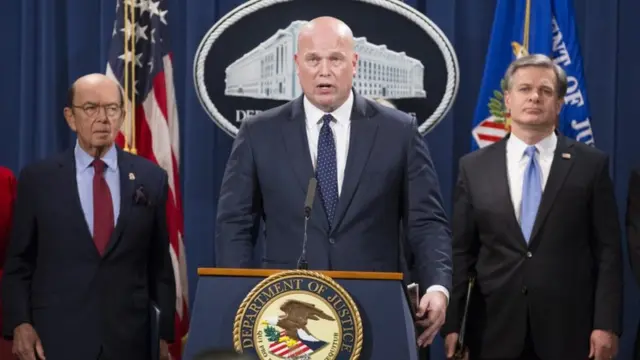 El Fiscal General Interino Matthew Whitaker (centro) habla al lado del Secretario de Comercio de Estados Unidos, Wilbur Ross (izquierda) y del Director de la Oficina Federal de Investigaciones (FBI), Christopher Wray (derecha) durante una conferencia de prensa para anunciar los cargos contra Huawei de China.