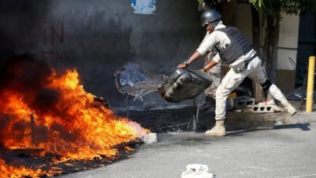 Mu kwezi kwa kabiri uyu mwaka, abigaragambya bafunze imihanda bakoresheje inzitiro zigurumana, bahangana na polisi