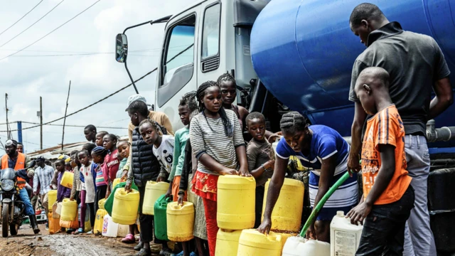 Mutane na bin layin karbar ruwa a Kibera, dake Nairobi babban birnin Kenya - Ranar laraba 8 ga watan Afrilu 2020