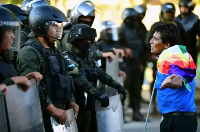 Manifestante diantegalera bet 777policiais na Bolívia