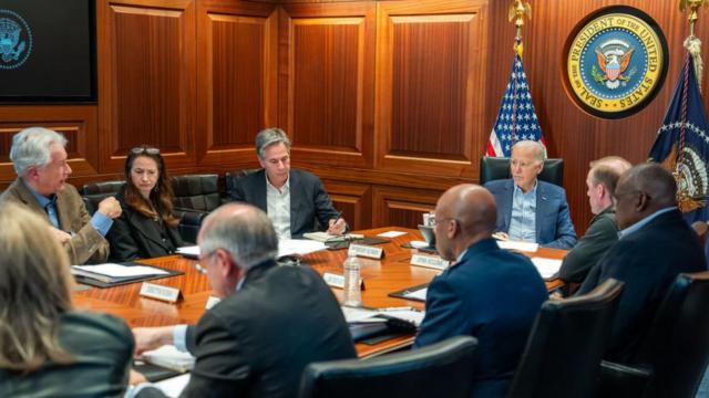 拜登和美国国家安全团队的八名人员围坐在桌子旁