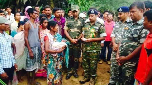 सामनाथ बघेल की पत्नी के साथ पुलिस अधिकारी