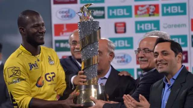 د پېښور زلمیانو لوبډل مشر ډارین سامي چې کله نا کله په پښتو هم غږېږي وايي د پېښور زلمیان یې لکه کورنۍ داسې ده.