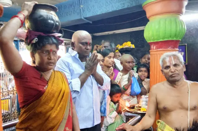 ఆలయం వద్ద భక్తులు