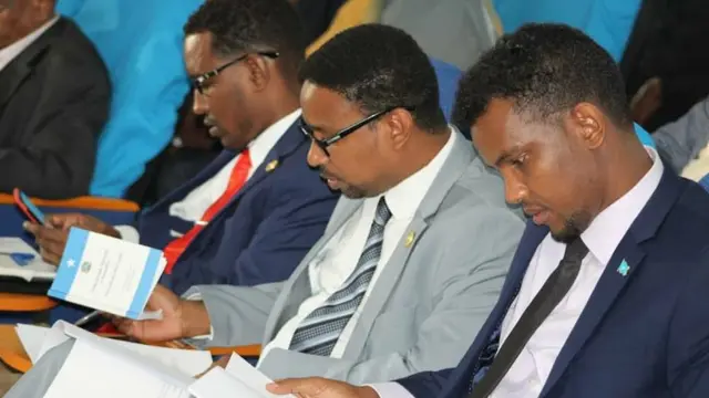 Qaar ka mid ah xildhibaanada dhallinyarada ah oo maanta daalacanayay dastuurka baarlamaanka dhexdiisa