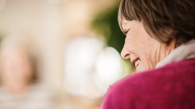 Femme âgée souriante
