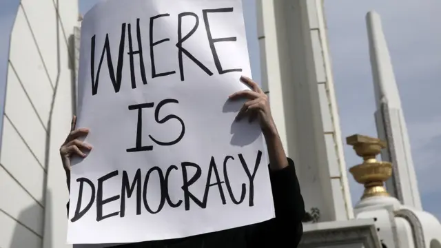 ภาพป้ายประท้วง บริวเณอนุสาวรีย์ประชาธิปไตย