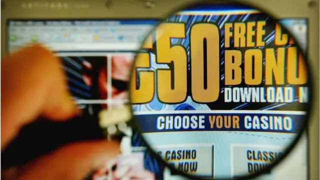 Imagen de una lupa sobre un anuncio publicitario de un juego de apuestas