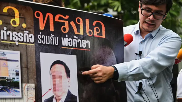 นายรังสิมันต์ โรม ส.ส. บัญชีรายชื่อ พรรคก้าวไกล เคลื่อนไหวด้วยการจัดการแถลงข่าววันนี้ (13 มี.ค.) ที่กองบัญชาการตำรวจปราบปรามยาเสพติด (บช.ปส. )