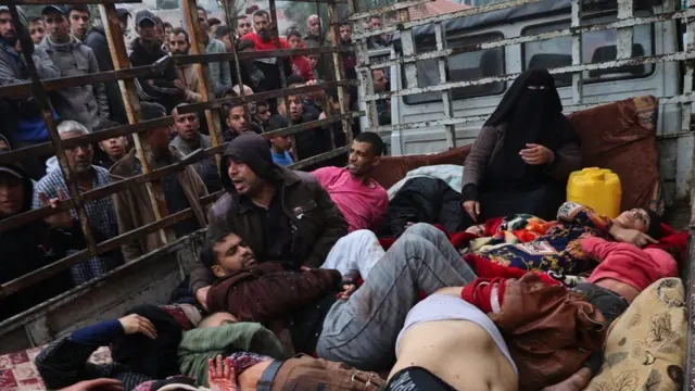 इजरेली हवाई हमलामा परेर घाइते भएका प्यालेस्टिनीहरूलाई नासेर अस्पताल लगिँदै