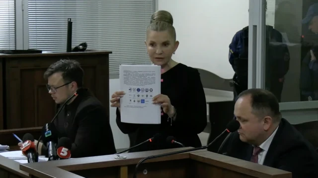 Юлія Тимошенко разом зі своїми адвокатами під час судового засідання у ВАКС 20 квітня 2026 року