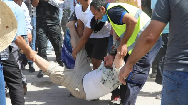 مصاب في الاشتباكات.