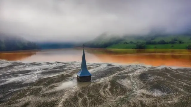 물에 잠긴 건물