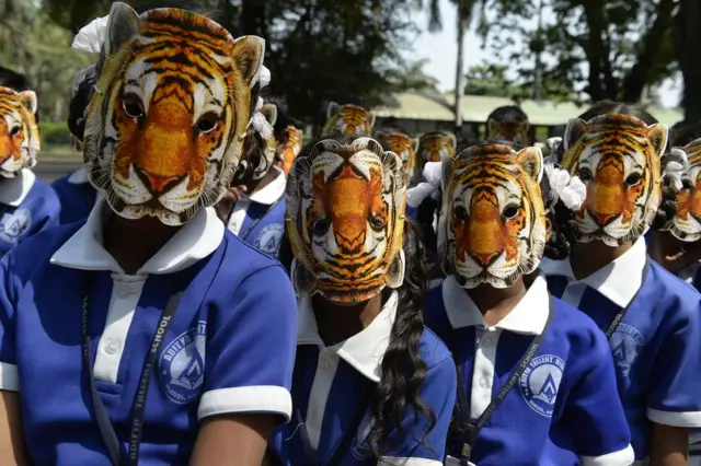 સ્કૂલના બાળકો વાઘના માસ્ક પહેરીને