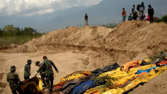 Lokasi pemakaman harus setidaknya 30 meter dari mata air atau anak sungai dan 200 m dari sumur atau sumber air minum lainnya.