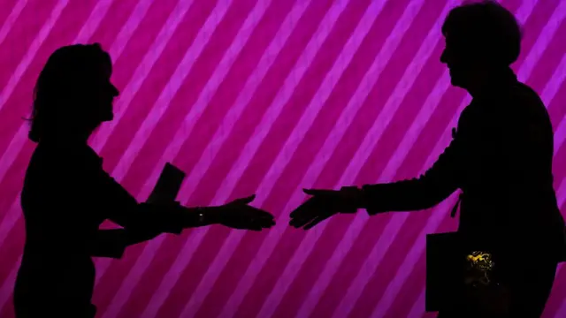 வாடிக்கையாளர்களுடன் கைக்குலுக்க வேண்டாம் என்று எச்சரிக்கை