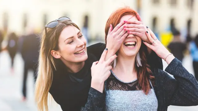 Dos mujeres bromeando en Noruega