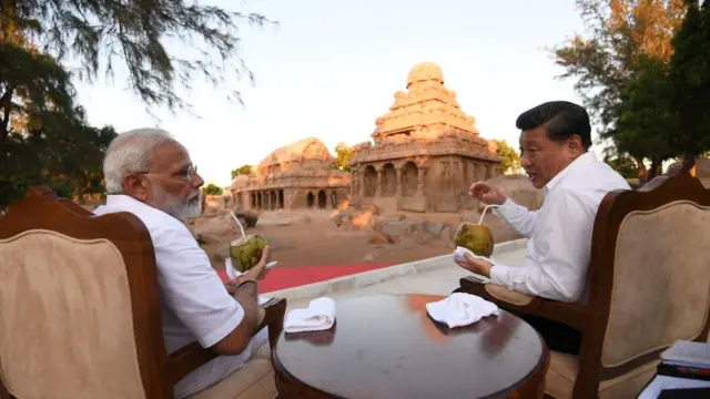 இருநாட்டுத் தலைவர்களும் இளநீர் பருகுகிறார்கள்