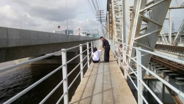 ด.ต.กิตติ ตงคง กำลังพูดคุยกับนักเรียน