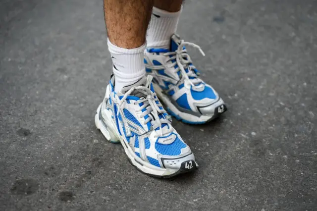 Balenciaga quien es el creador de las polemicas zapatillas destruidas que cuestan US 1.850 BBC News Mundo