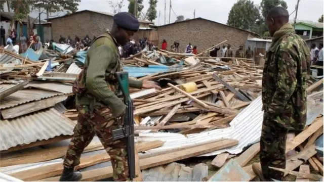 Iyayen da 'ya'yansu suka samu raunuka sun garzaya babban asibitin kasar na Kenyatta National Hospital inda suke sauraron halin da 'ya'yansu ke ciki.