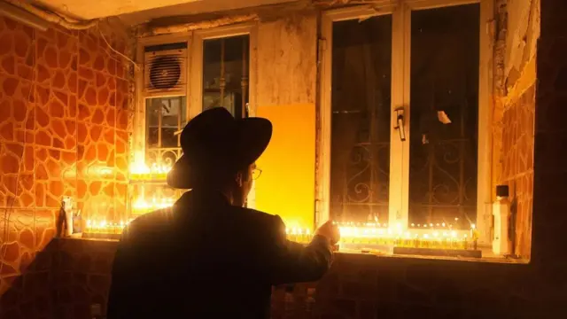 Certaines personnes croyantes peuvent trouver que la découverte d'extraterrestres remet en question leur sens de l'unicité humaine