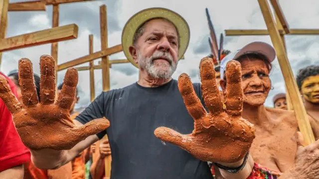 O ex-presidente Lula durante um atofifa 23 eaMariana-MG