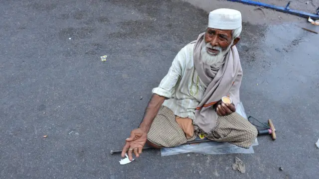 एक बुज़ुर्ग अपाहिज़ भिखारी का जेनेरिक शॉट