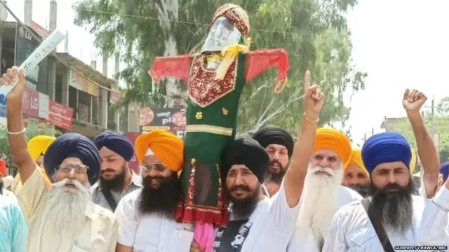 ਸ਼੍ਰੋਮਣੀ ਅਕਾਲੀ ਦਲ ਬਾਦਲ ਦੇ ਆਗੂਆਂ ਦਾ ਪੁਤਲਾ ਚੁੱਕੇ ਕੇ ਵਿਰੋਧ ਜਤਾਉਂਦੇ ਵੱਖ-ਵੱਖ ਜਥੇਬੰਦੀਆਂ ਦੇ ਲੋਕ