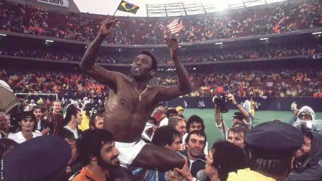 ፔለ 1977 ንመወዳእታ ግዜ ኣብ ዝተጻወተሉ ኣብ ክልብ ኒውዮርክ ሳንቶስ ናይ መፋነዊ ስነስርዓት እናተኻየደሉ እንከሎ ባንዴራታት ብራዚልን ኣሜሪካን ሒዙ ይርአ፡ ፔለ 21 ዓመታት ብምጽዋት ኣብ 1363 ጸወታታት 1281 ሸቶታትወ ከመዝግብ ክኢሉ