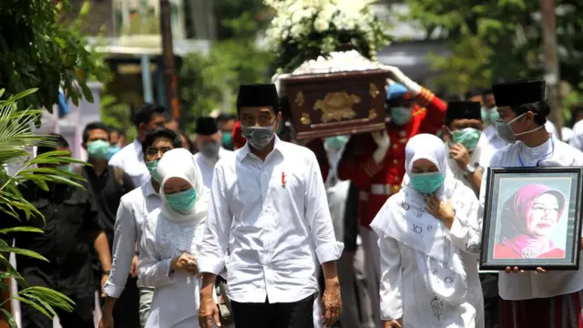 ibu jokowi. solo, pemakaman