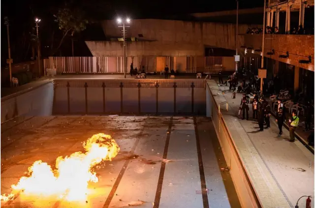 在香港理工大學內的游泳池旁,抗議者練習將燃燒瓶(又稱莫洛托夫雞尾酒)扔入游泳池中。