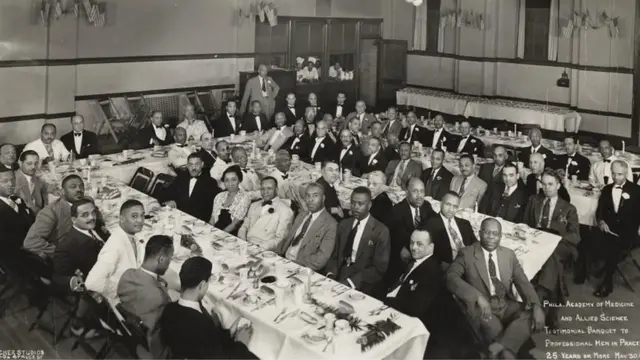 Crni koledži su imali kvote za crne žene, a ženske škole su često odbijale crne studente, zbog čega se Dikensova, na kraju, našla u bezizlaznom položaju