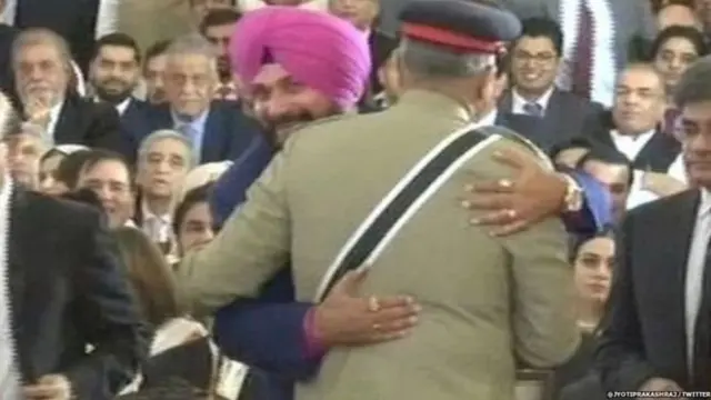 ਇਮਰਾਨ ਖ਼ਾਨ ਦੇ ਸਹੁੰ ਚੁੱਕ ਸਮਾਗਮ ਮੌਕੇ ਪਾਕਿਸਤਾਨ ਦੇ ਫੌਜ ਮੁਖੀ ਜਨਰਲ ਕਮਰ ਜਾਵੇਦ ਬਾਜਵਾ ਨੂੰ ਜੱਫੀ ਪਾਉਂਦੇ ਨਵਜੋਤ ਸਿੰਘ ਸਿੱਧੂ