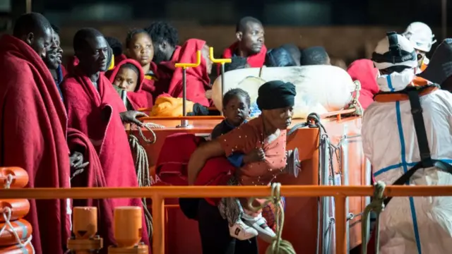 Спасенные в Средиземном море мигранты