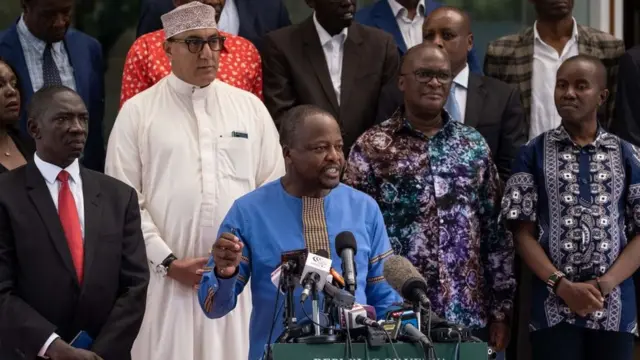 Wasiirka Caafimaadka Kenya Mutahi Kagwe iyo xubno ka tirsan golaha wasiirrada